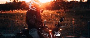 Превью обои мотоцикл, мотоциклист, шлем, закат, свет