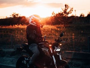 Превью обои мотоцикл, мотоциклист, шлем, закат, свет