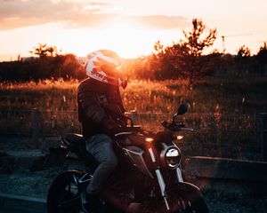 Превью обои мотоцикл, мотоциклист, шлем, закат, свет