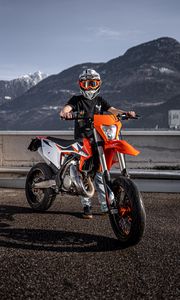 Превью обои мотоцикл, мотоциклист, шлем, байк, оранжевый