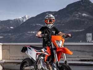 Превью обои мотоцикл, мотоциклист, шлем, байк, оранжевый