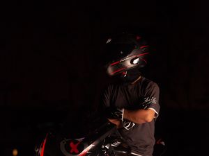 Превью обои мотоцикл, мотоциклист, шлем, темнота