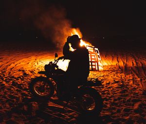 Превью обои мотоцикл, мотоциклист, силуэт, огонь, пламя