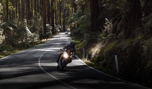 Превью обои мотоцикл, мотоциклист, скорость, дорога, лес