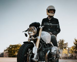 Превью обои мотоцикл, мотоциклист, вид сбоку, шлем
