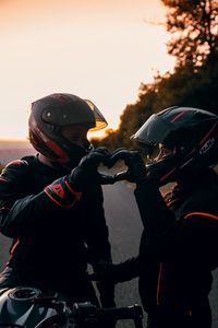 Превью обои мотоцикл, мотоциклисты, любовь, шлем, экипировка