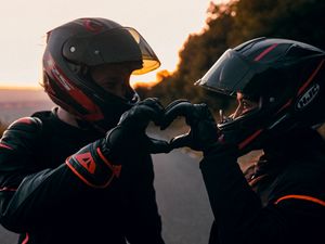 Превью обои мотоцикл, мотоциклисты, любовь, шлем, экипировка
