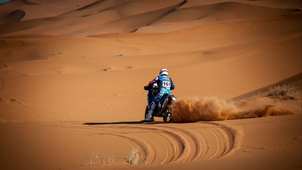 Обои мотоцикл, песок, пустыня, пыль