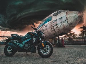 Превью обои мотоцикл, самолет, вид сбоку, облака, пасмурно