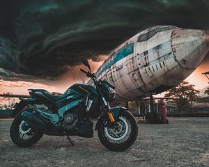 Превью обои мотоцикл, самолет, вид сбоку, облака, пасмурно