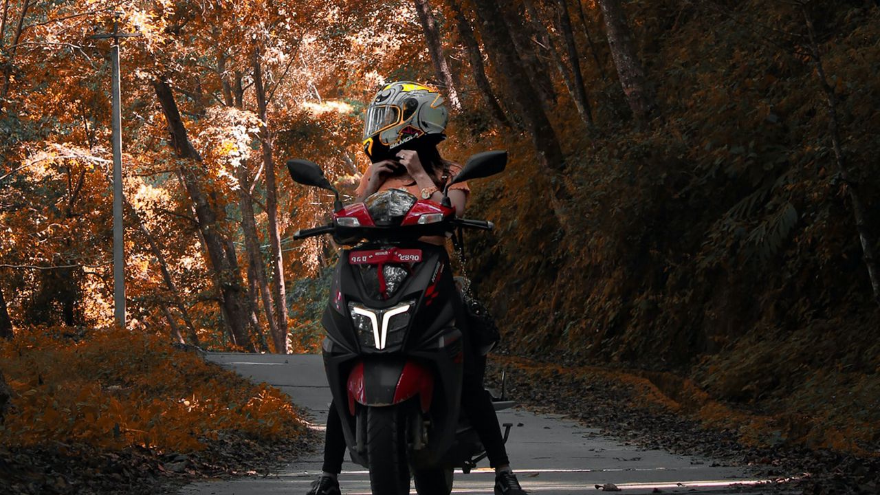Обои мотоцикл, шлем, байк, девушка, аллея