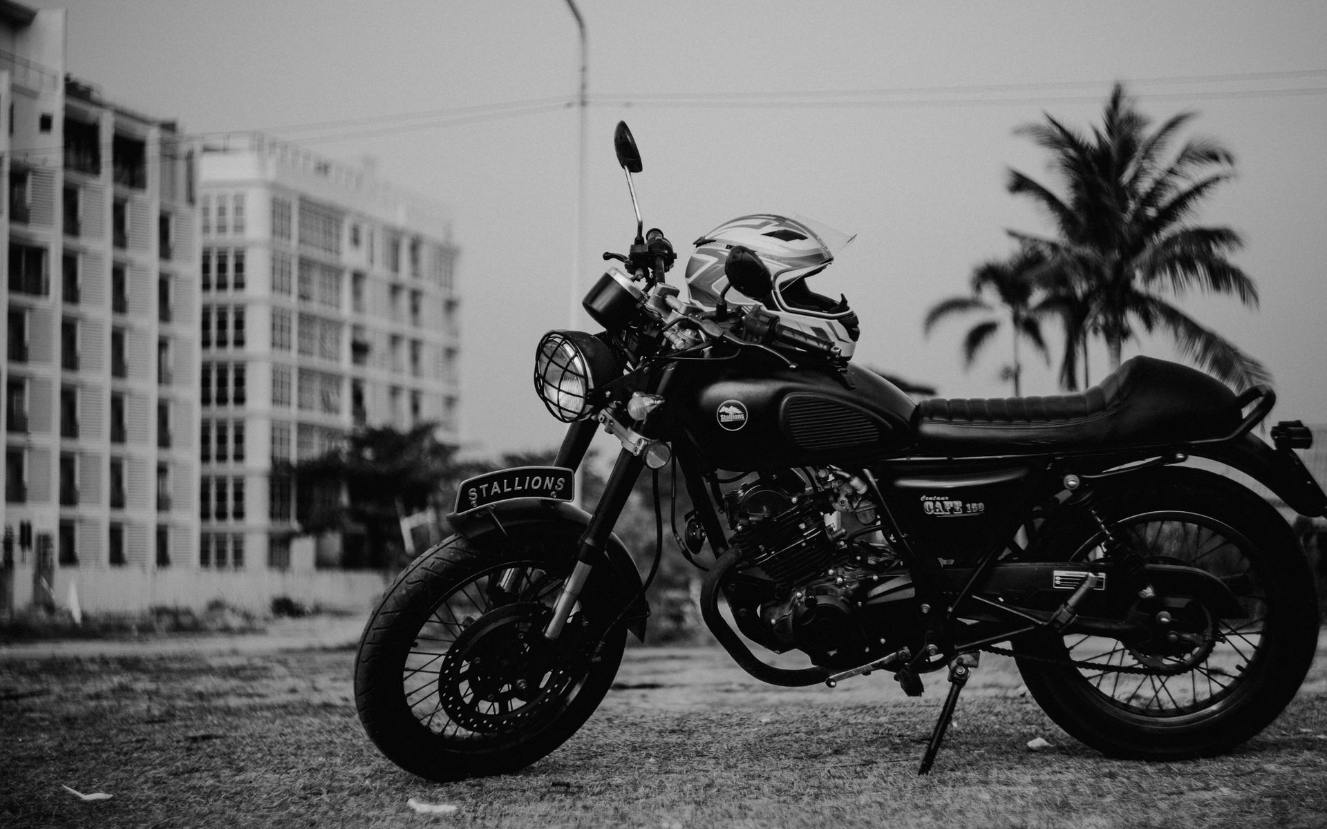 Обои мотоцикл черно белые