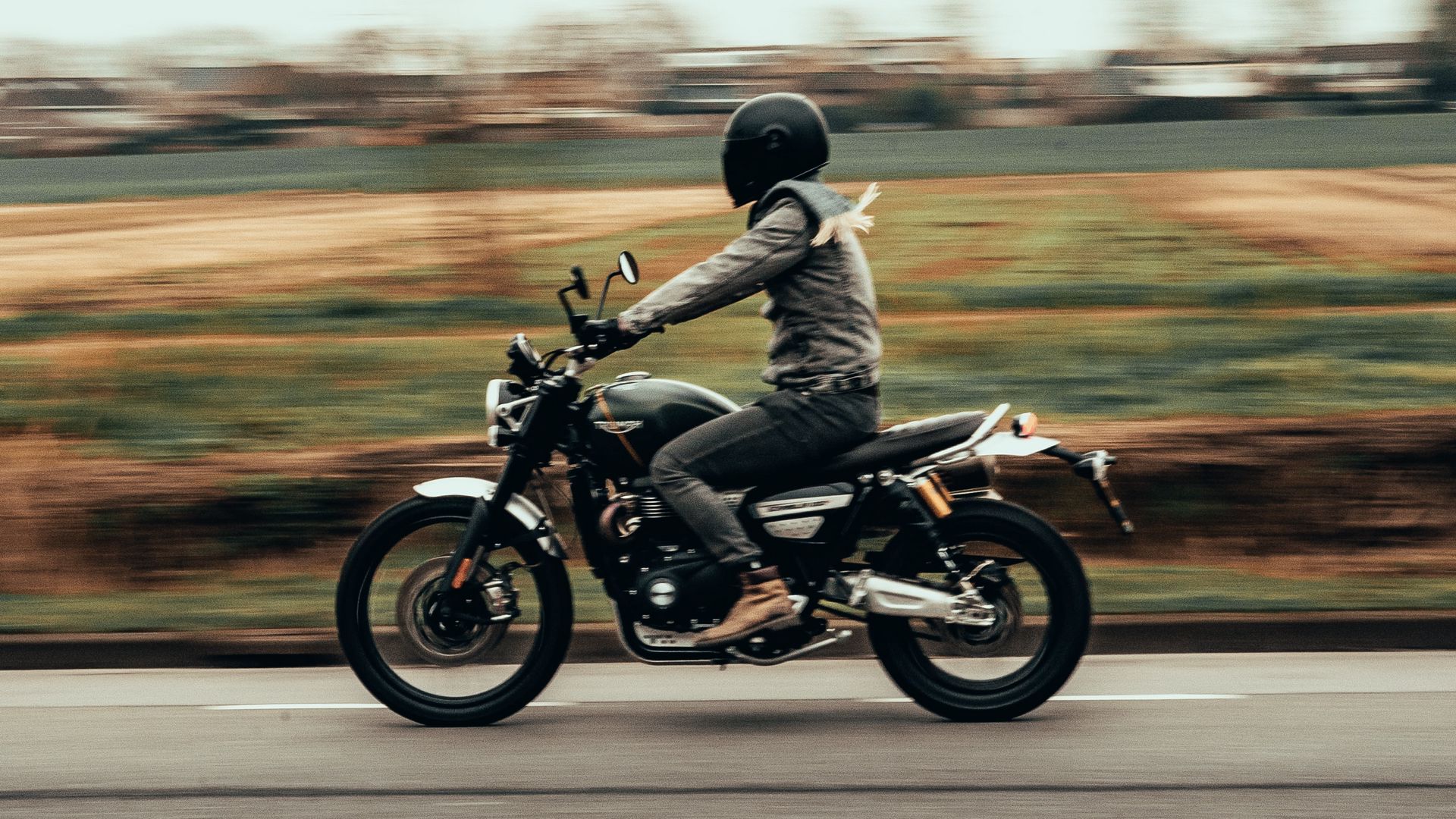 1920x1080 Обои мотоцикл, шлем, движение.