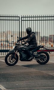 Превью обои мотоцикл, шлем, мотоциклист, вид сбоку