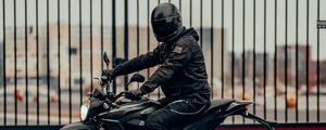 Превью обои мотоцикл, шлем, мотоциклист, вид сбоку