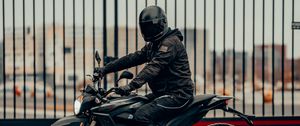 Превью обои мотоцикл, шлем, мотоциклист, вид сбоку