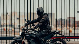 Превью обои мотоцикл, шлем, мотоциклист, вид сбоку