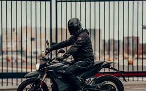 Превью обои мотоцикл, шлем, мотоциклист, вид сбоку