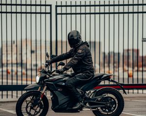 Превью обои мотоцикл, шлем, мотоциклист, вид сбоку