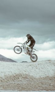 Превью обои мотоцикл, шлем, прыжок