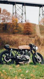 Превью обои мотоцикл, трава, листья, сухой