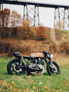 Превью обои мотоцикл, трава, листья, сухой
