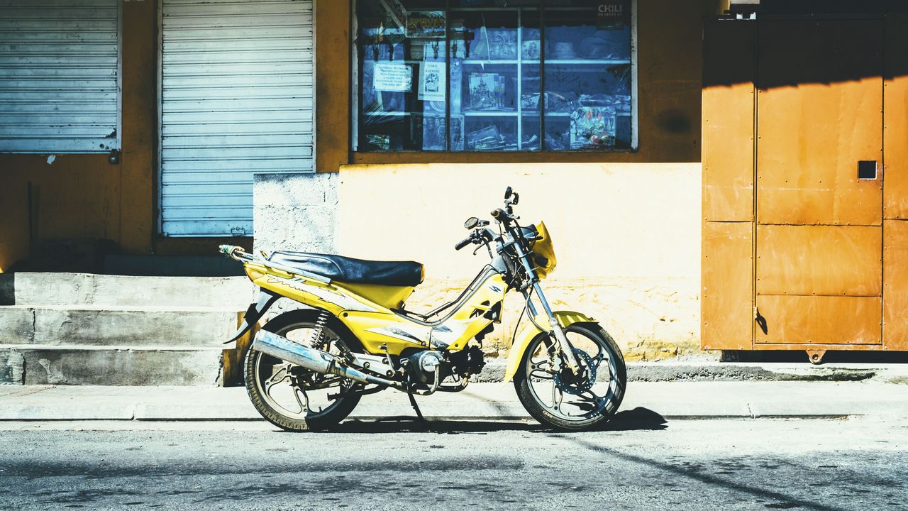Обои мотоцикл, улица, желтый