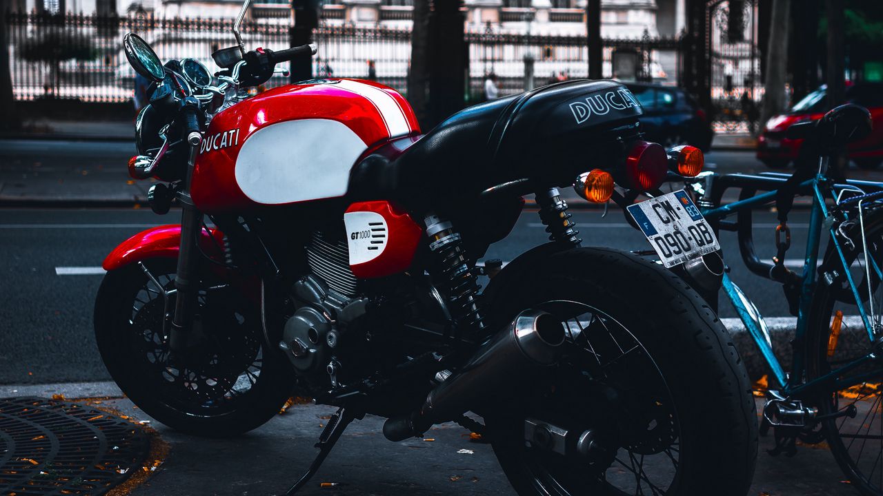 Обои мотоцикл, вид сбоку, красный, улица