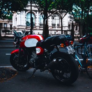 Превью обои мотоцикл, вид сбоку, красный, улица