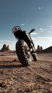 Превью обои мотоцикл, вид сзади, колесо, пустыня