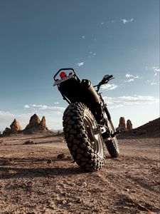 Превью обои мотоцикл, вид сзади, колесо, пустыня