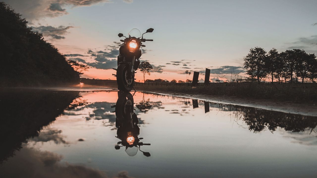Обои мотоцикл, закат, отражение, вода, небо