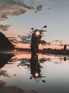 Превью обои мотоцикл, закат, отражение, вода, небо