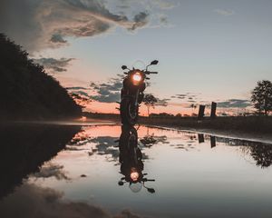 Превью обои мотоцикл, закат, отражение, вода, небо