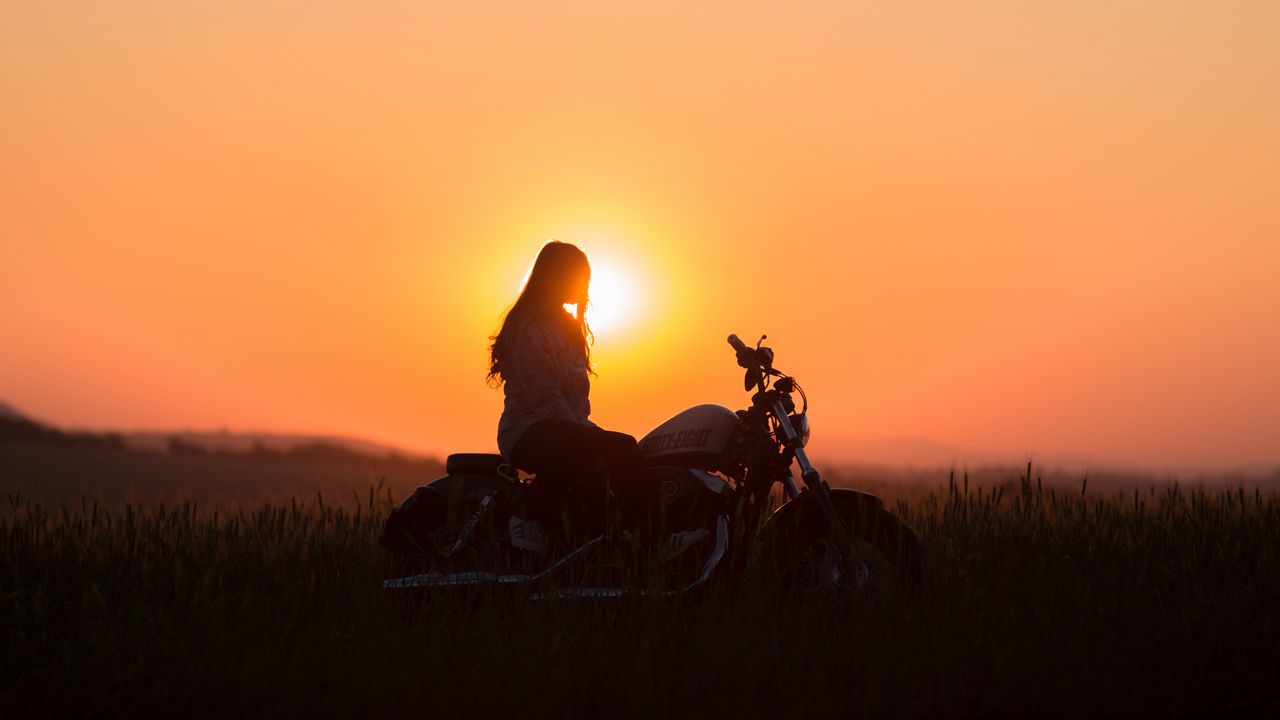 Обои мотоцикл, закат, силуэт, уединение, одиночество