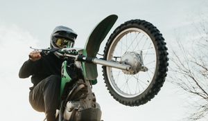 Превью обои мотоцикл, зеленый, мотоциклист, трюк, колесо