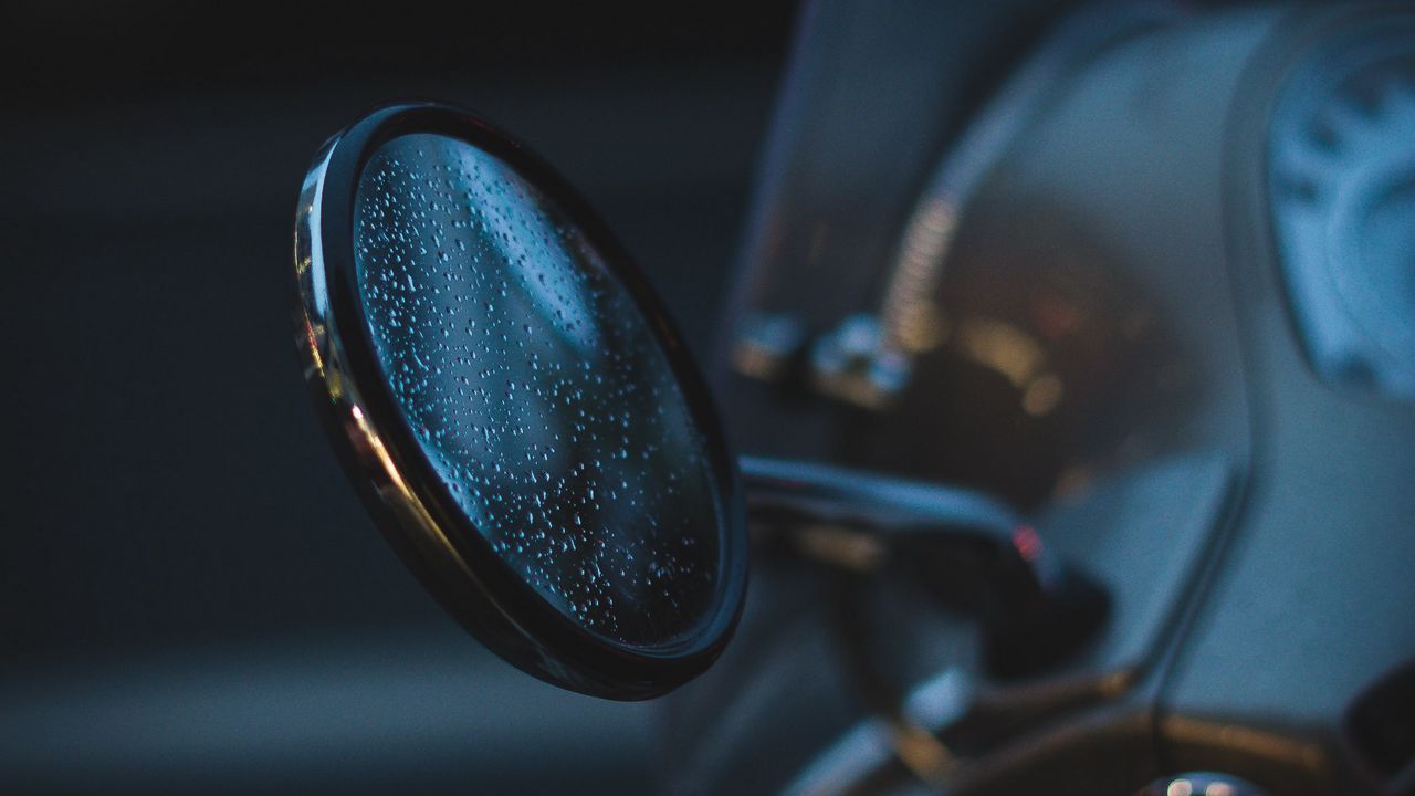 Обои мотоцикл, зеркало, капли, дождь, мокрый