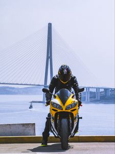 Превью обои мотоцикл, желтый, мотоциклист, шлем, мост