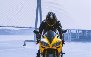 Превью обои мотоцикл, желтый, мотоциклист, шлем, мост