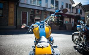 Превью обои мотоцикл, желтый, улица