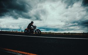 Превью обои мотоциклист, дорога, разметка, асфальт, шлем, тучи, облака, пасмурно
