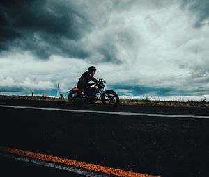 Превью обои мотоциклист, дорога, разметка, асфальт, шлем, тучи, облака, пасмурно