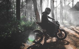 Превью обои мотоциклист, мотоцикл, байк, лес, туман