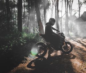 Превью обои мотоциклист, мотоцикл, байк, лес, туман