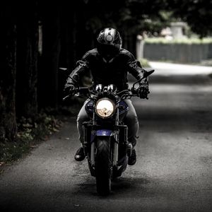 Превью обои мотоциклист, мотоцикл, байкер, шлем, движение