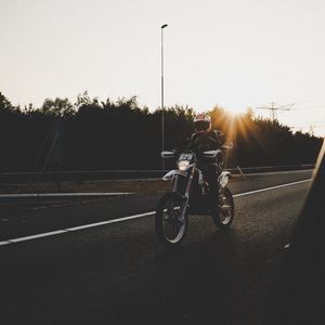 Превью обои мотоциклист, мотоцикл, дорога, движение