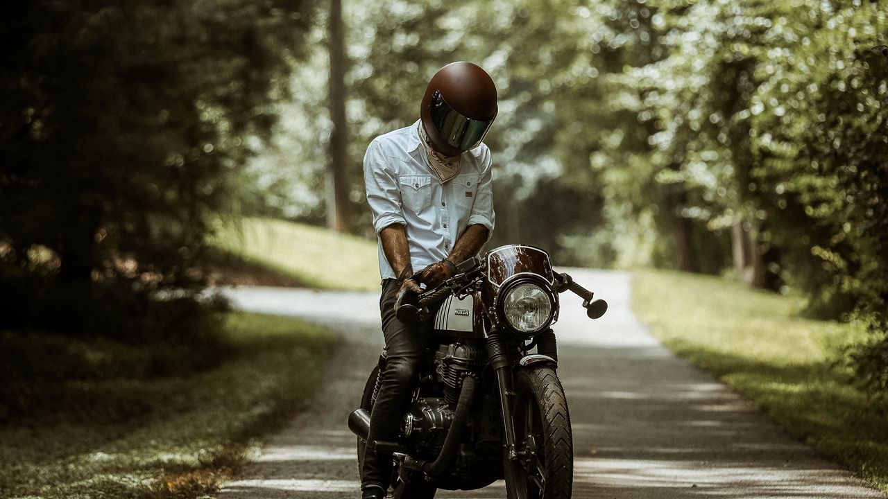 Обои мотоциклист, мотоцикл, шлем, дорога, лето
