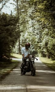 Превью обои мотоциклист, мотоцикл, шлем, дорога, лето