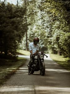 Превью обои мотоциклист, мотоцикл, шлем, дорога, лето