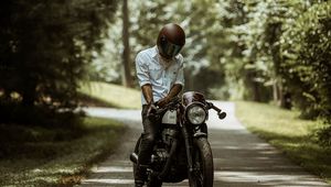 Превью обои мотоциклист, мотоцикл, шлем, дорога, лето